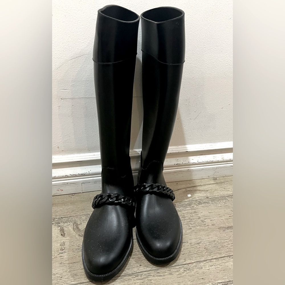 GIVENCHY
Rubber Rain Boots